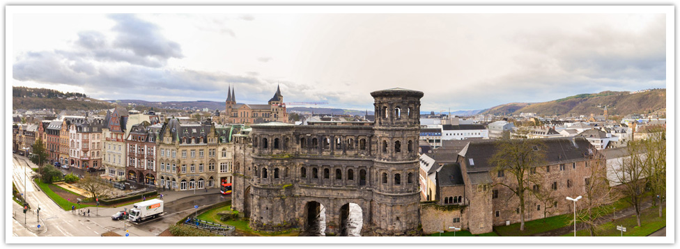 Die Porta Nigra vom gegenüberliegenden Hotel aus betrachtet als Panorama-Bild